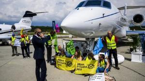 Acción de Greenpeace en la feria de jets de Ginebra