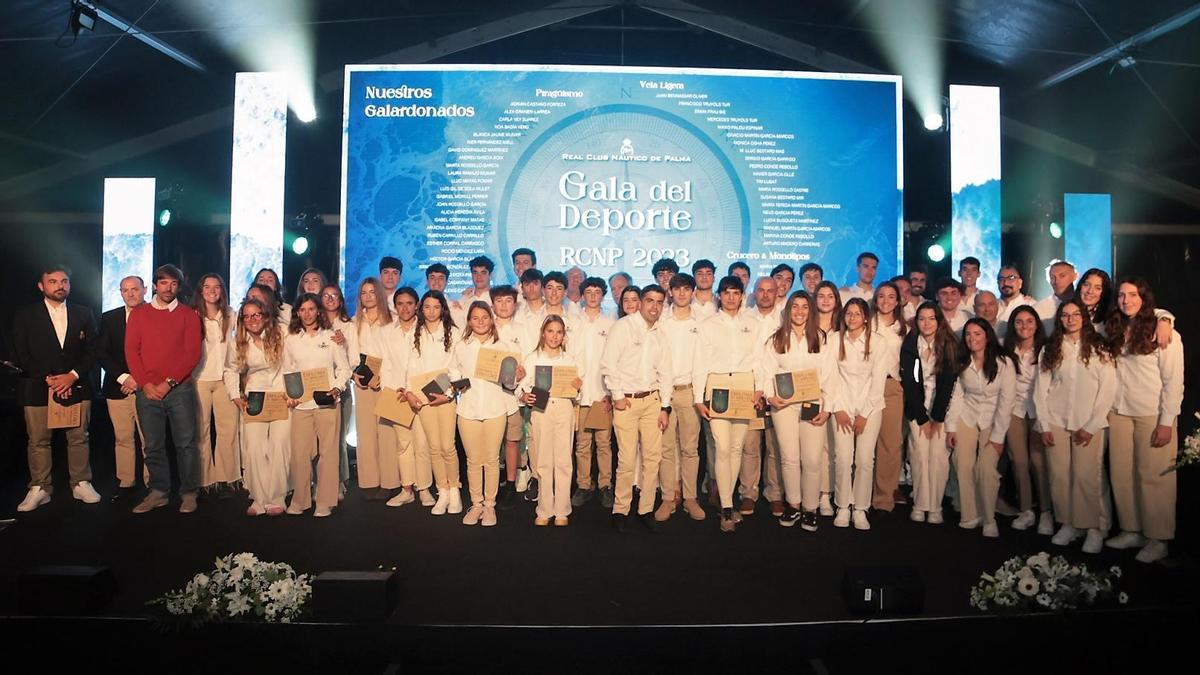 Foto de familia de todos los premiados en la Gala del Deporte de 2023