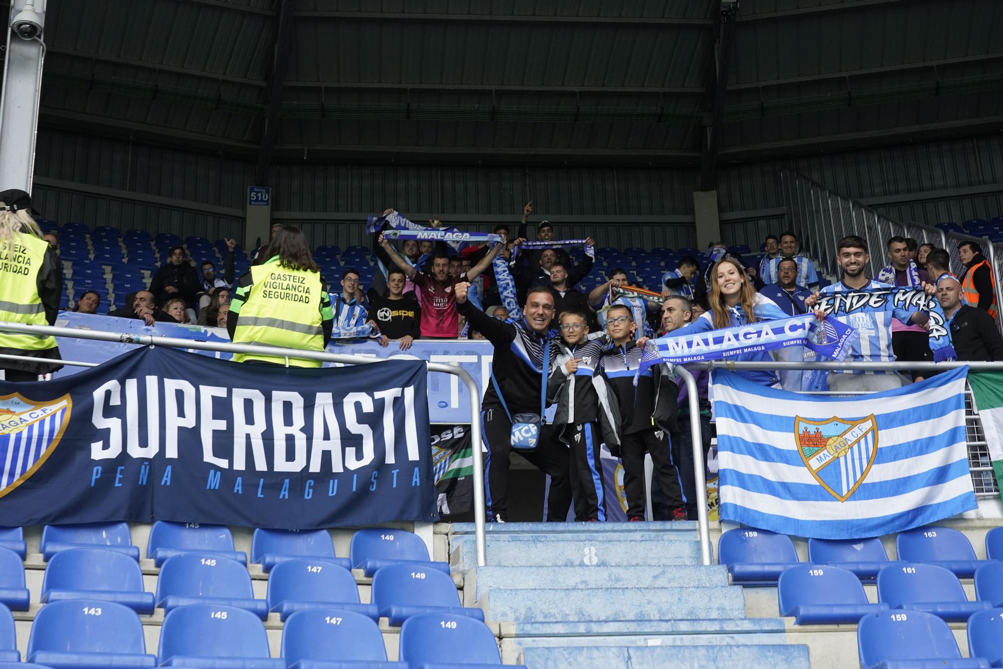 Aficionados del Málaga CF en las gradas de Mendizorroza