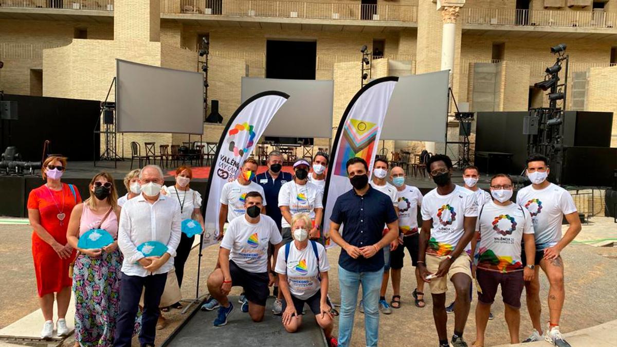 Los representantes del Ayuntamiento de Sagunt junto a los seleccionadores de los Gay Games