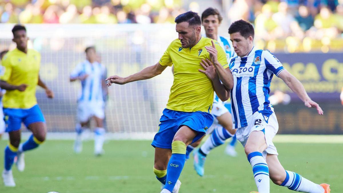 Lucas Pérez protege el balón durante un partido con el Cádiz.  // EUROPA PRESS