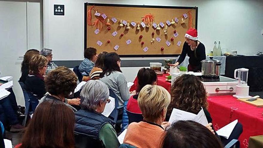 Participants al taller de cuina a càrrec de La Llavor de Berga, que va tenir lloc a Gironella