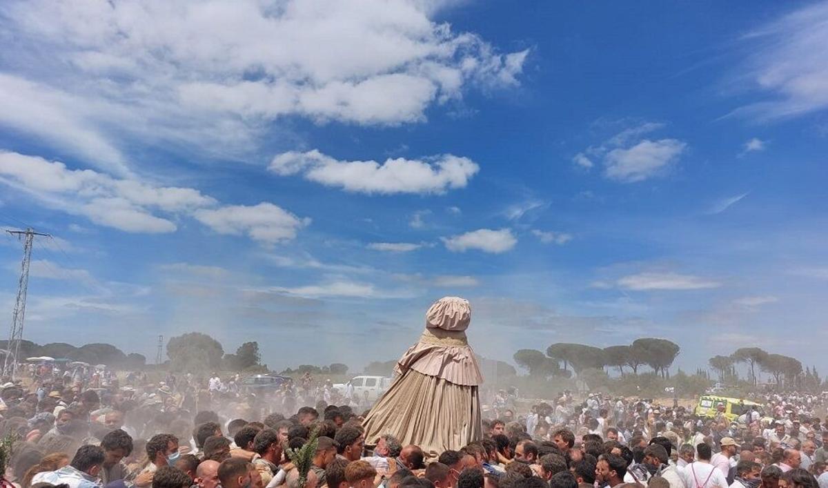 En la aldea 8 La Virgen del Rocío, a su llegada a la aldea ayer domingo.Traslado 8 La imagen es protegida del polvo del camino con una capa cerrada.29/05/2022 Traslado de la Virgen del Rocío desde Almonte a su ermita SOCIEDAD EMERGENCIAS 112 ANDALUCÍA