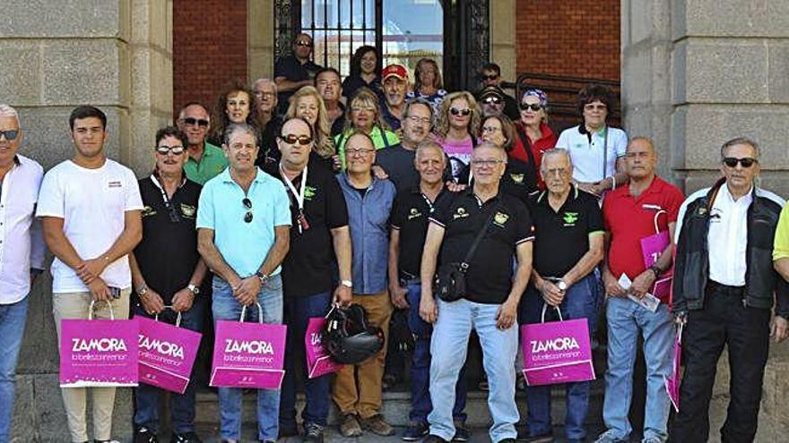 Foto de familia de los miembros del club andaluz con autoridades del Ayuntamiento de Zamora.