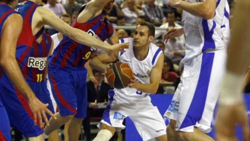 Llompart, rodeado de contrarios del Barça en Alicante.