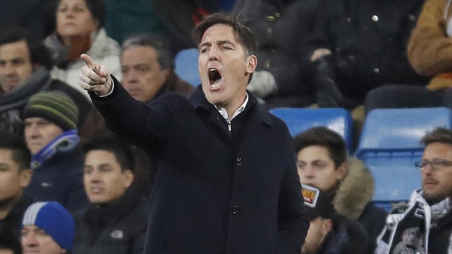 Berizzo da indicaciones desde la banda, en un instante del partido. // Efe