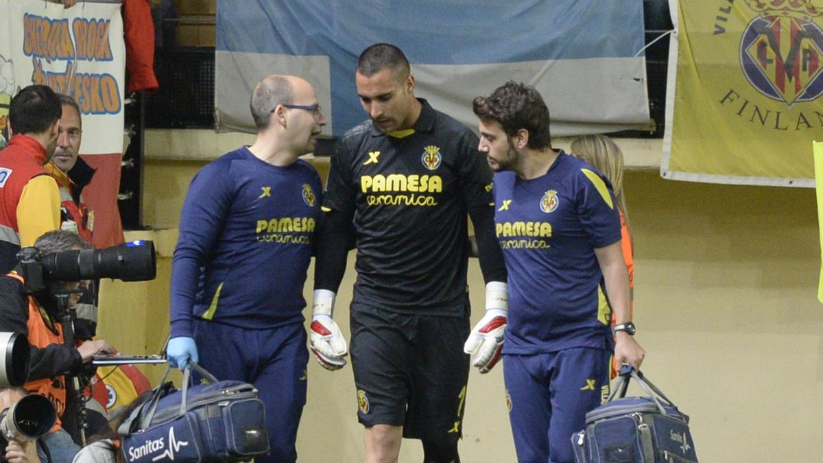 El Mallorca firma al exmédico del Villarreal, Adolfo Muñoz, en la izquierda de la imagen con Sergio Asenjo, en el estadio de la Cerámica.