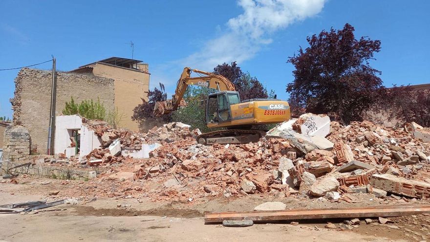El edificio de las antiguas escuelas de Santo Domingo, reducido a escombros