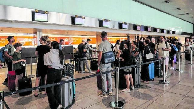 Viajeros en los mostradores de EasyJet en el Prat | ‘activos’