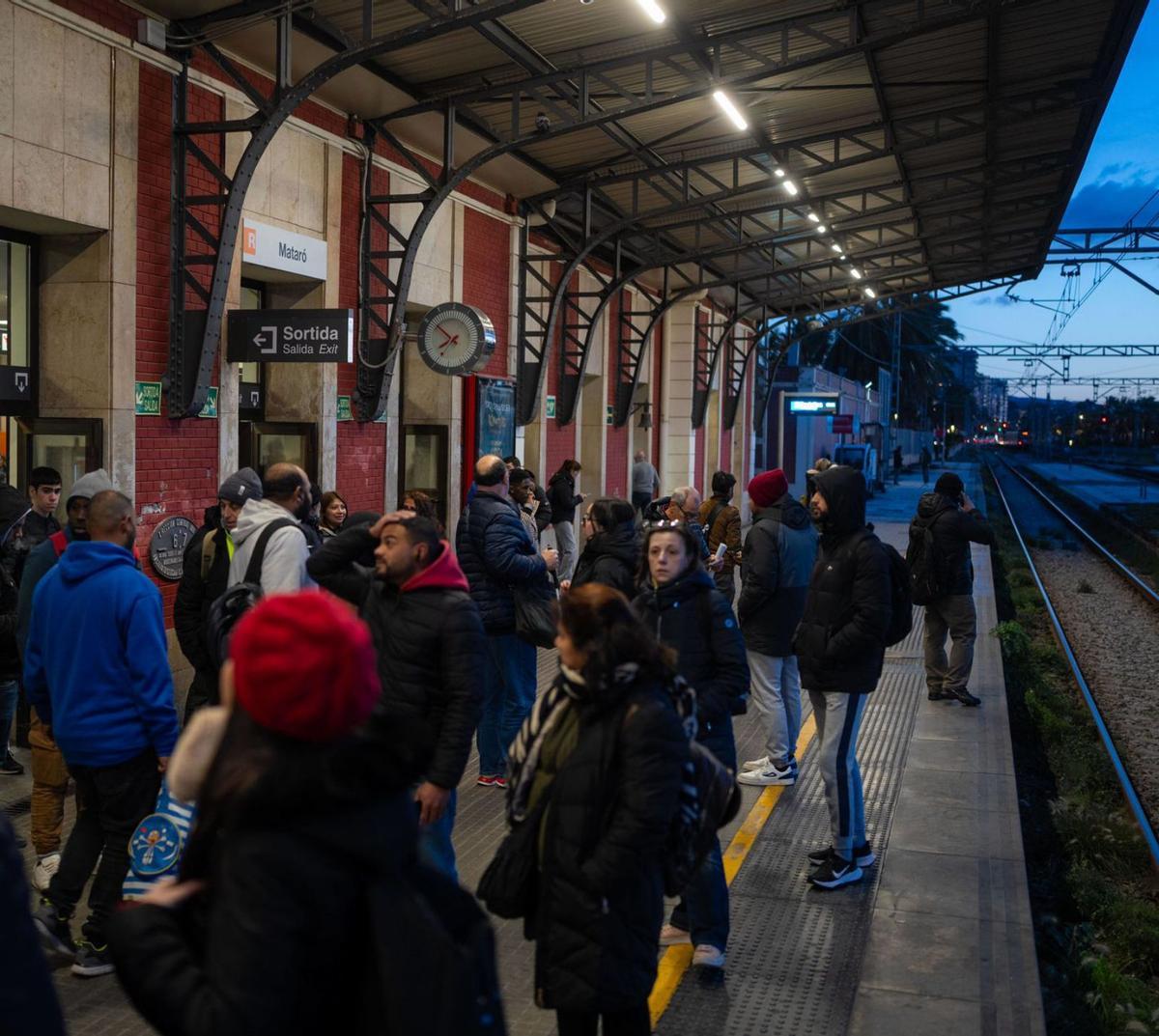 Rodalies no garanteix la normalitat després d’un altre dia de caos