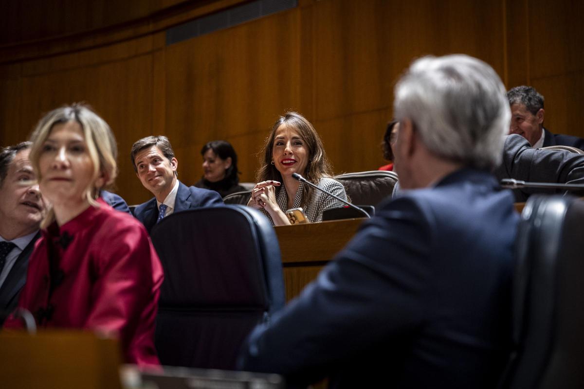 El presidente en funciones, Jorge Azcón, mira a la diputada del PP, María Navarro, antes de ser elegida presidenta de las Cortes.