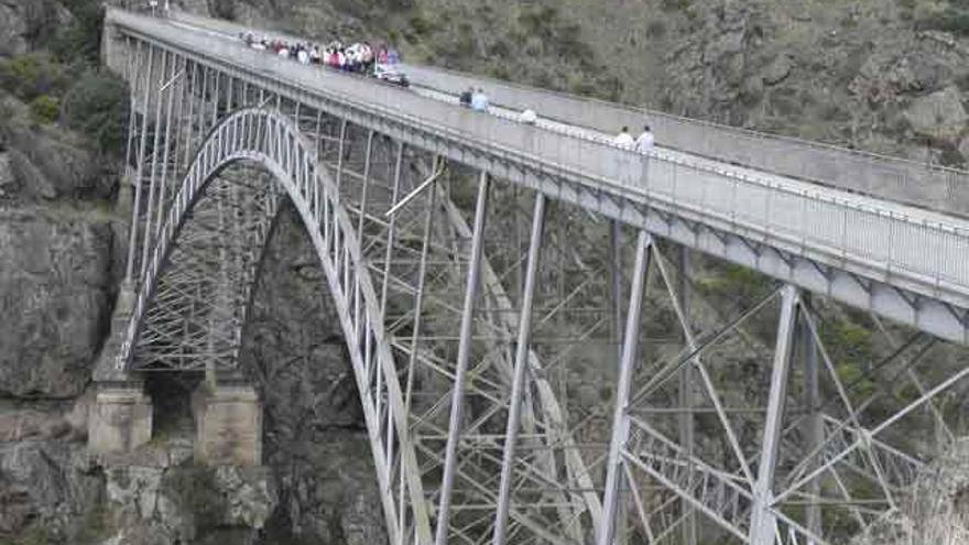 Un grupo de personas cruza el viaducto de Puente Pino, sobre el río Duero.