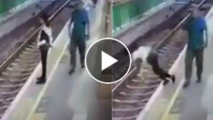 Un hombre arroja a una mujer a las vías del metro en Hong Kong
