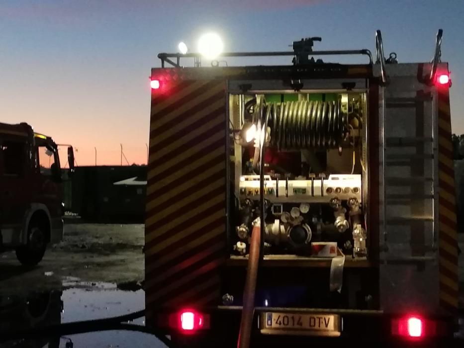 Los bomberos han dado por extinguido el incendio esta mañana