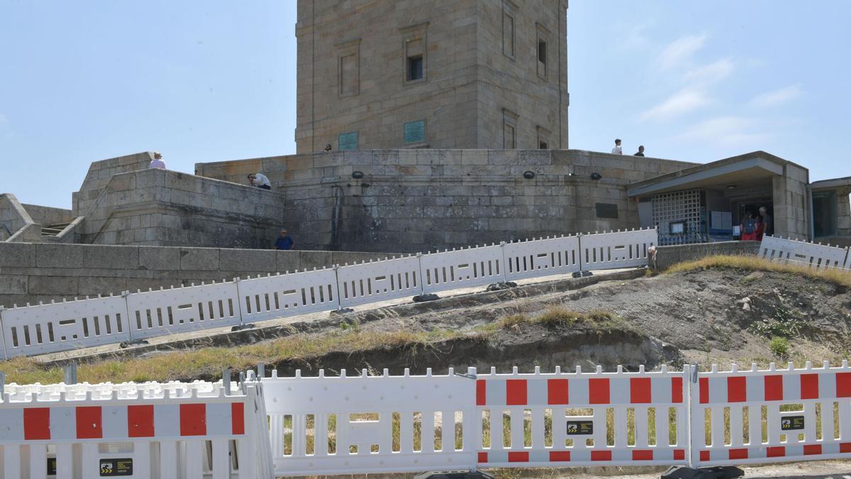 La zona de acceso a la Torre de Hércules, todavía vallada por las obras