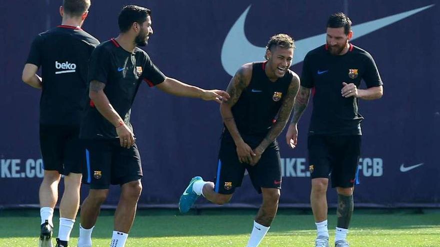 Neymar bromea con Suárez y Messi en el entrenamiento de ayer del Barcelona.