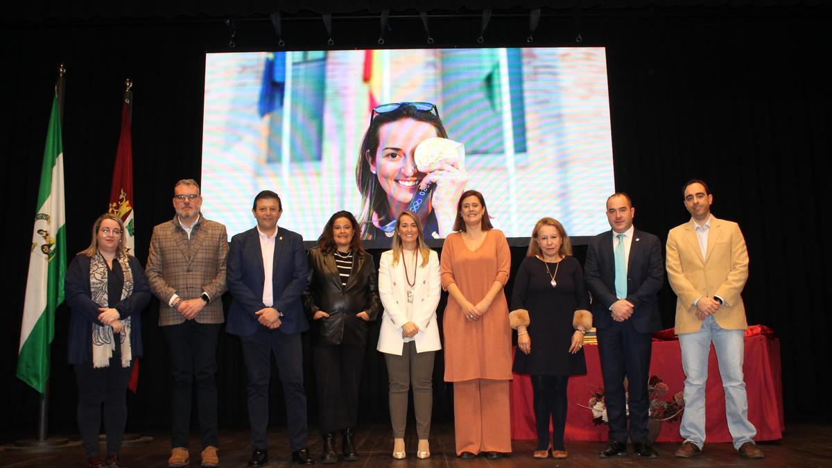 Fátima Gálvez, junto a miembros de la Corporación municipal, tras recibir su nombramiento como Hija Predilecta.