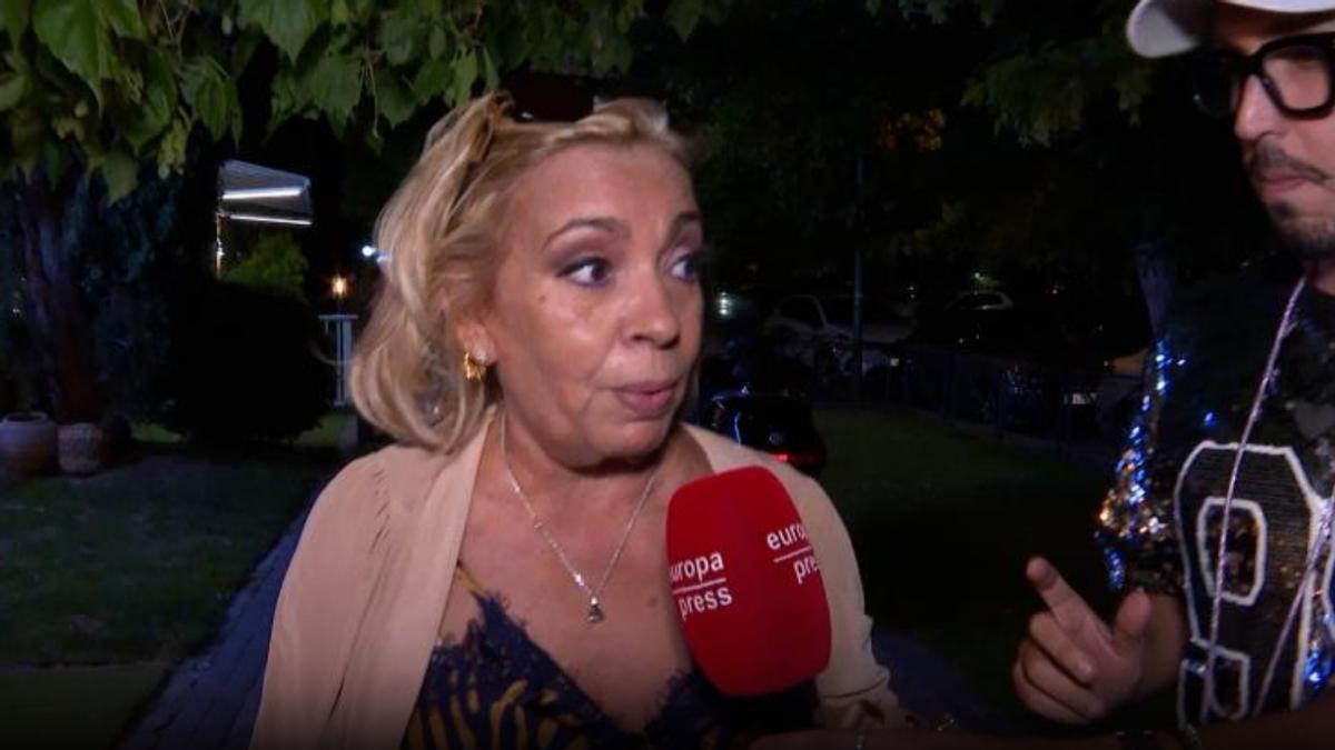 Carmen Borrego, molesta tras la misa por su madre, contesta a Gustavo: "La iglesia es pública"