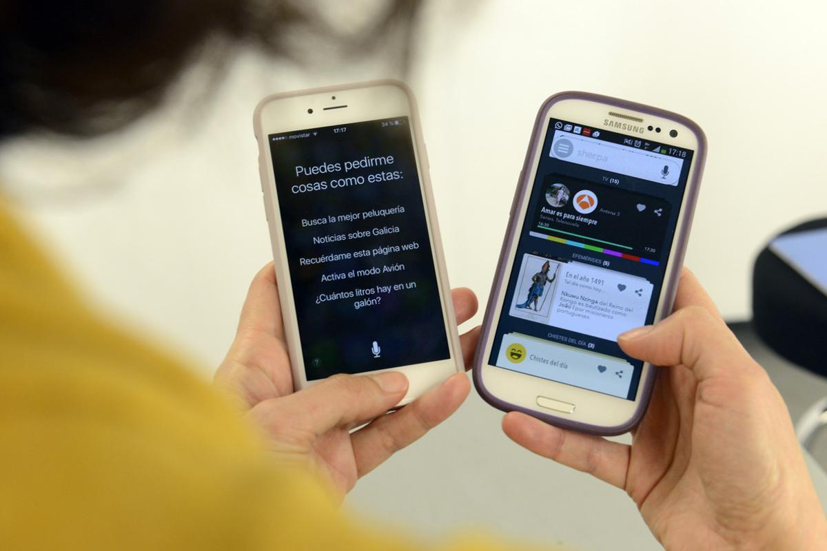  Un móvil con Siri y otro con Sherpa, programas de inteligencia artificial.