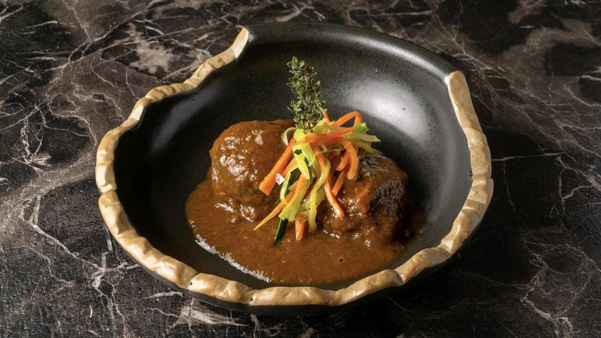 Las carrilleras de jabalí al 'txakolí' de Infame (Madrid).