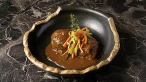 Las carrilleras de jabalí al txakolí de Infame (Madrid).