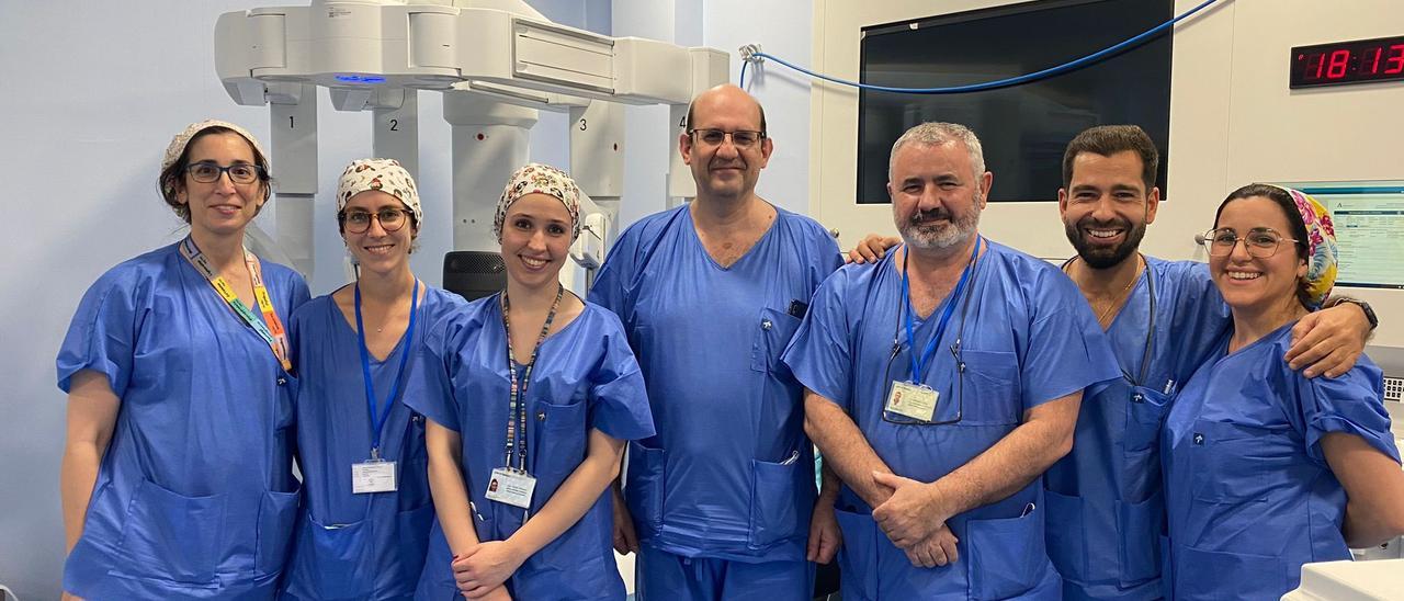 El doctor Javier Briceño, jefe de Cirugía General y Digestiva del hospital Reina Sofía, con algunos profesionales de la unidad.
