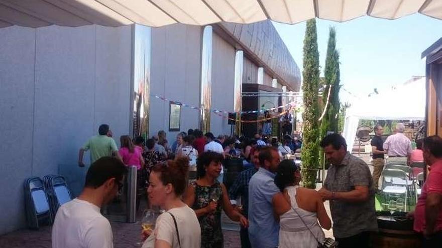 Asistentes en el jardin del Museo del Vino de Pagos del Rey.