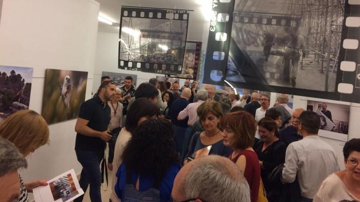 El Centre Ovidi Montllor lleno durante la inauguración de la exposición fotográfica de Juani Ruz.