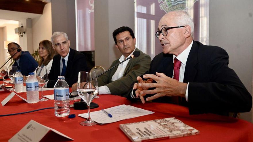 Pampillón (dcha.) junto a Rodríguez y Francisco Conde. | // RAFA VÁZQUEZ