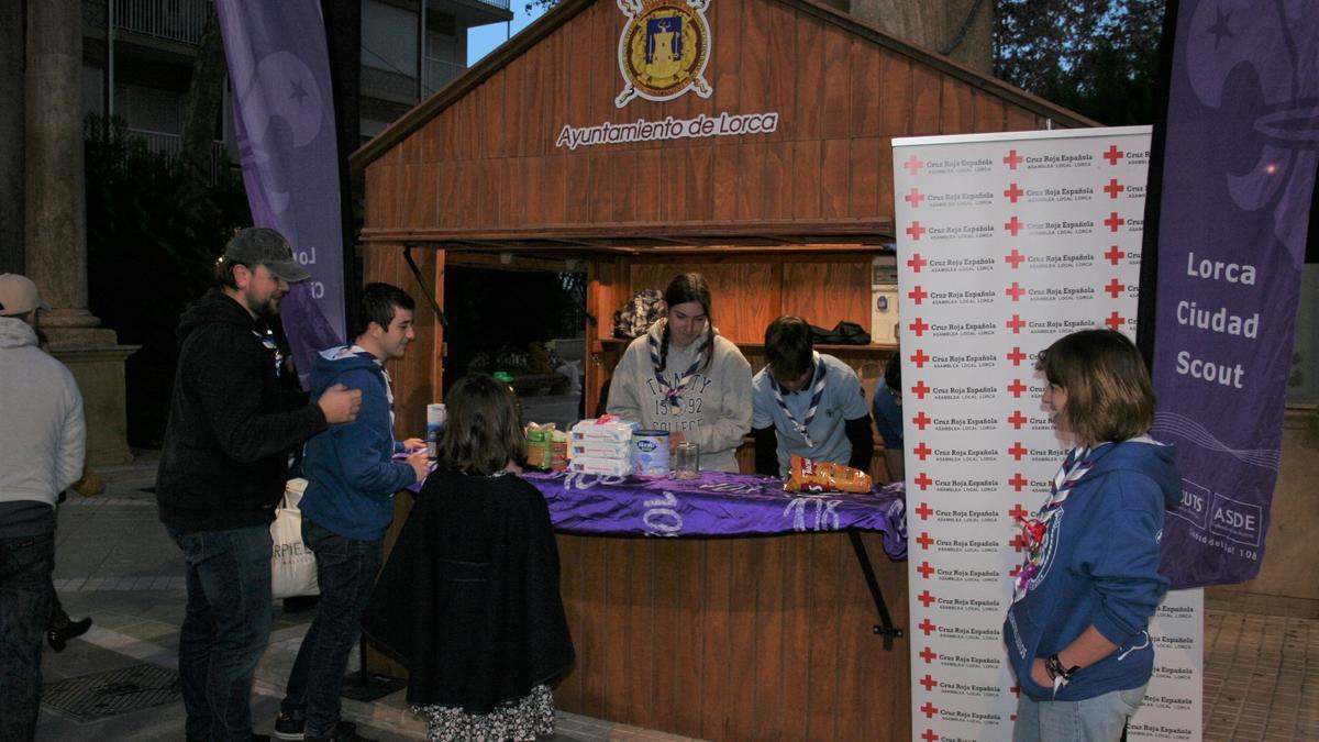 Integrantes de la Unidad Esculta Garra Firme de los Scouts de Lorca recogían alimentos en las Columnas, este martes.