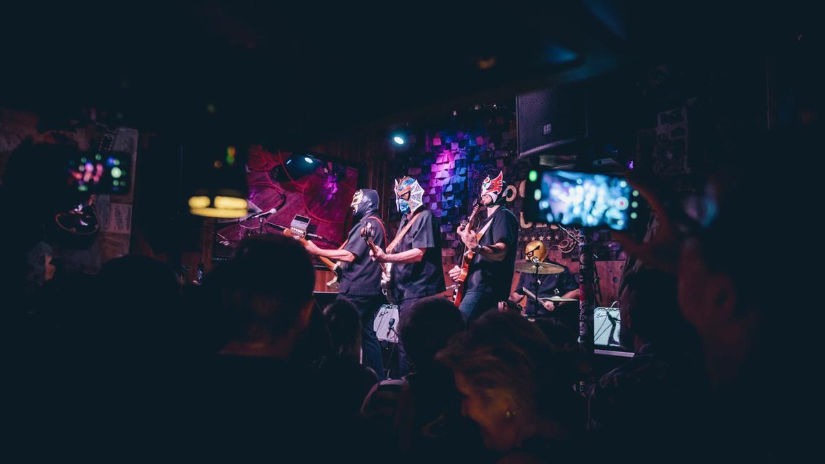 La sala al completo durante la actuación The Straitjackets