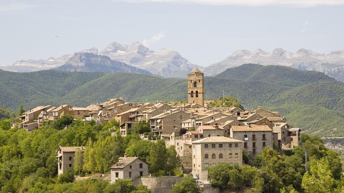 El pueblo más feliz de España tiene 200 habitantes, está en un escondido rincón de Aragón y es famoso por sus más de 200 molinos de pólvora