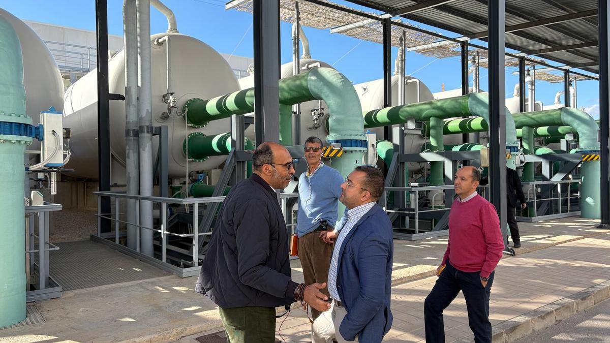 Un momento de la visita a la planta desaladora de Mutxamel, propiedad de Acuamed, y que dota de agua en estos momentos a la Marina Baixa