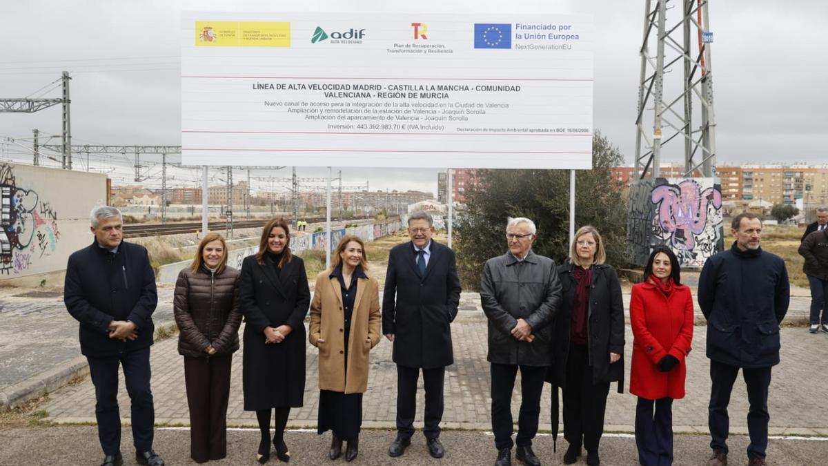 La ministra Raquel Sánchez, el presidente de la Generalitat, Ximo Puig y el alcalde de València, junto al resto de autoridades en el barrio de Malilla, esta mañana.