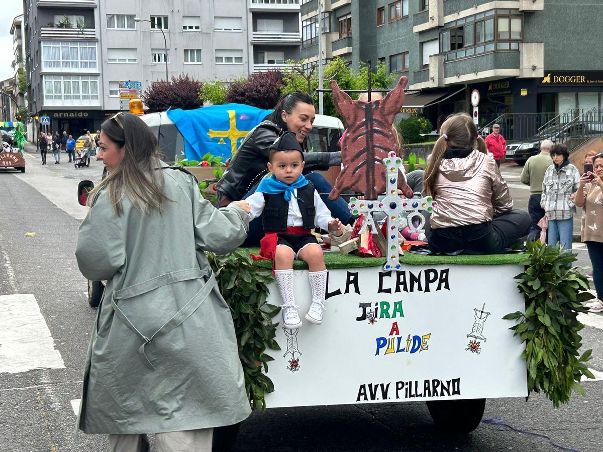 EN IMÁGENES: Castrillón se vuelca con la cabalgata de carrozas y xarrés