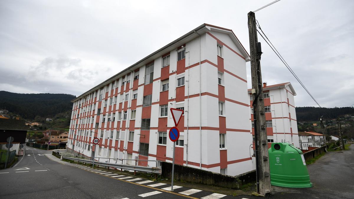 Otra vista del edificio y el lugar de suceso.