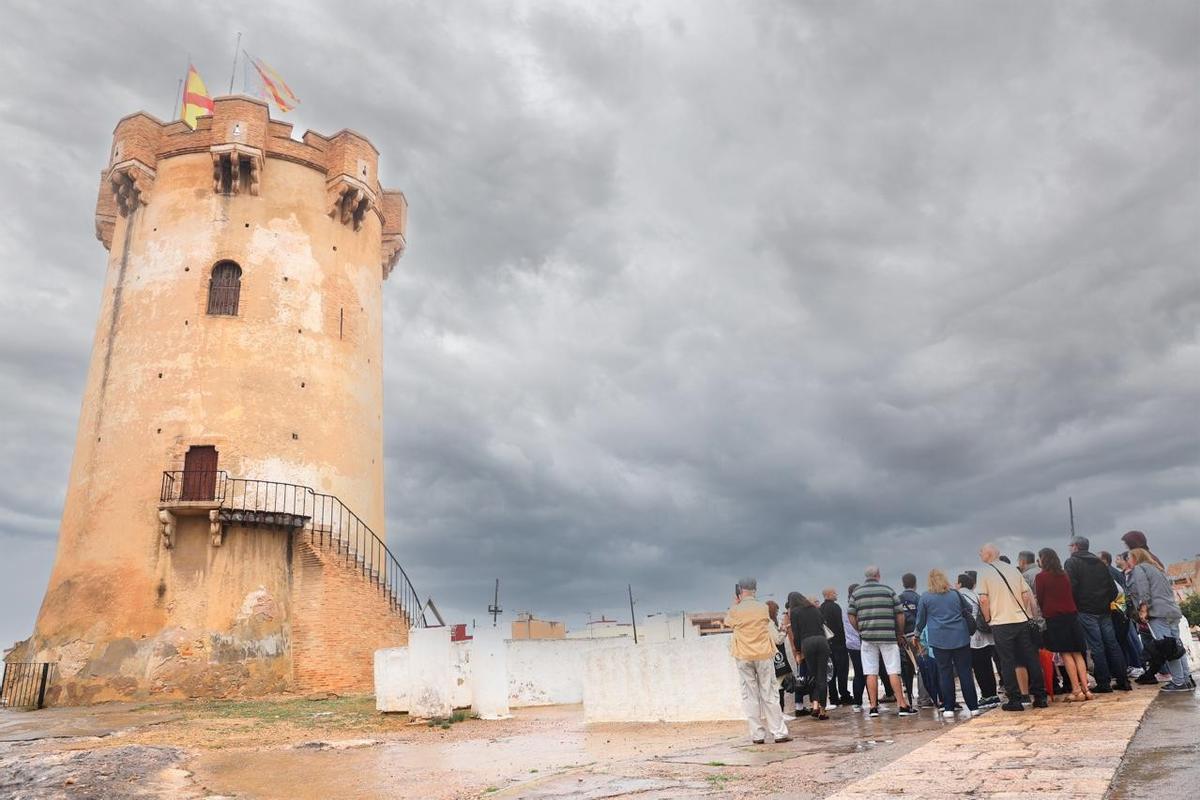 Imagen de visitantes y vecinos a espacios emblemáticos de la ruta Dolor y Gloria en Paterna.