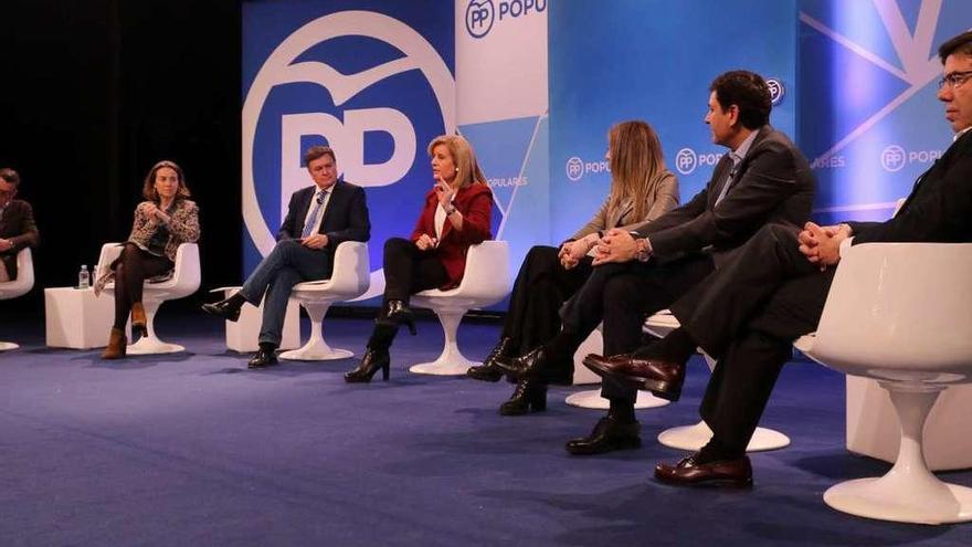 La ministra de Empleo, Fátima Báñez, preside una mesa redonda sobre el reto demográfico.