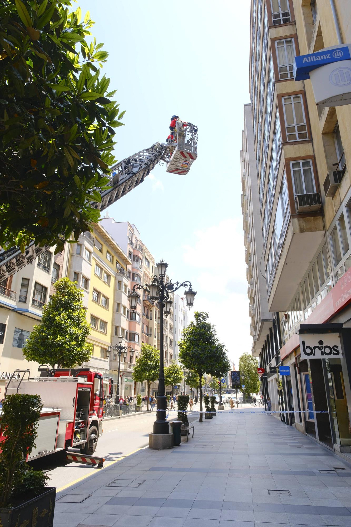 Alarme en la calle Uría de Oviedo por la caída de cascotes en plena vía pública