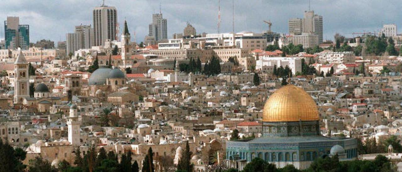 Vista de la Ciudad Santa de Jerusalén con la dorada Cúpula de la Roca.