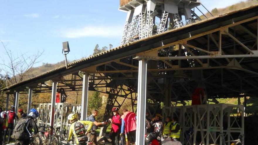 Un grupo de ciclistas en el pozo Espinos.