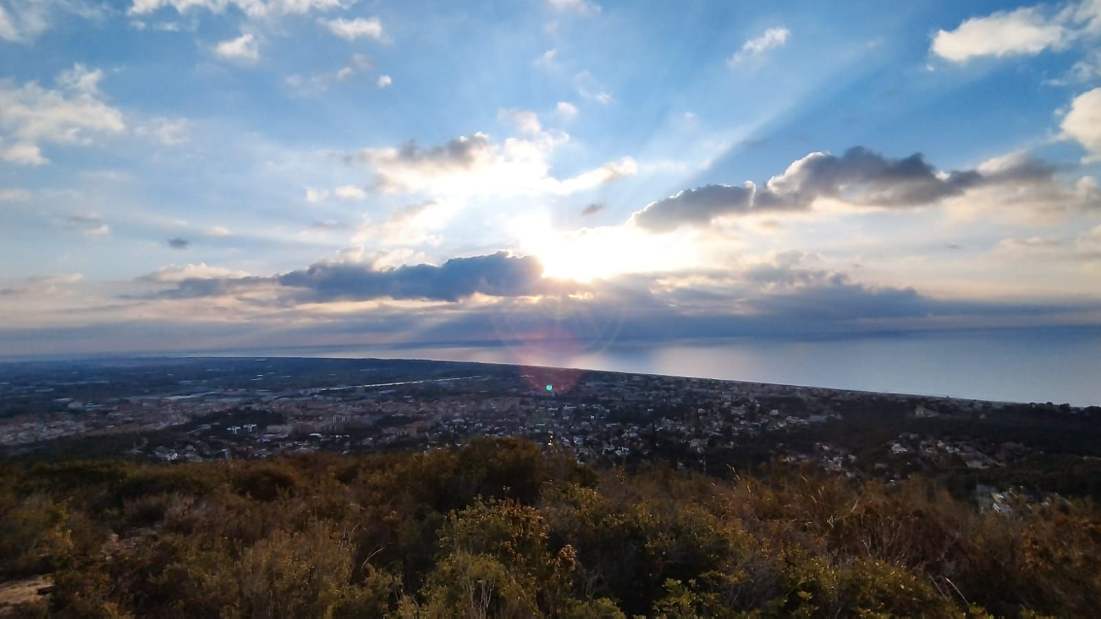 Castelldefels visto desde el macizo de El Garraf