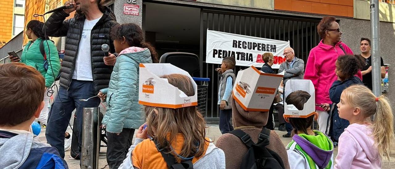 Protesta vecinal por el traslado de pediatría del CAP del Turó de la Peira