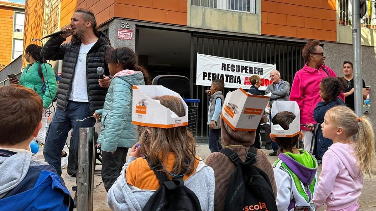 La concentració de pediatria en els CAP de Barcelona mobilitza les famílies del Turó de la Peira