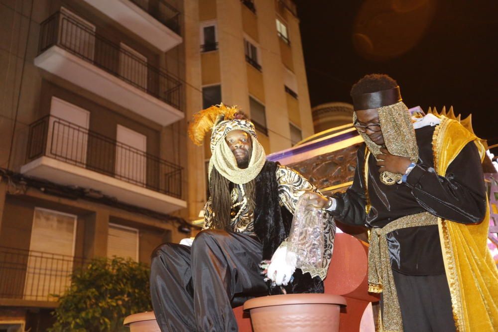 La cabalgata de los Reyes Magos en Elche ha recorrido el centro de la ciudad con 13 carrozas y más de 600 personas