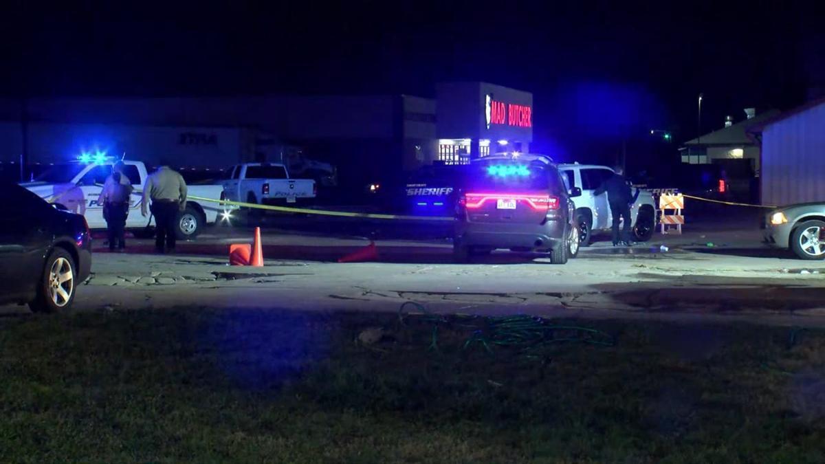 Las autoridades investigando el tiroteo en la ciudad de Dumas, Arkansas, durante una exhibición de coches, que se saldó con un muerto y 24 heridos