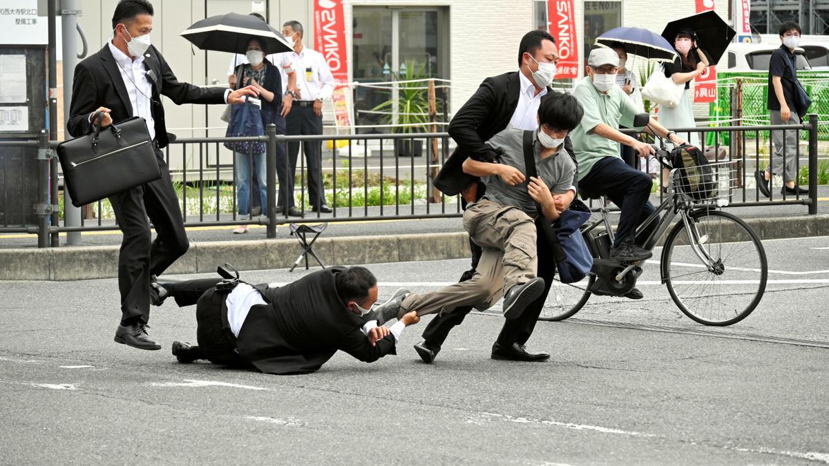 El presunto agresor de Shinzo Abe es detenido en la zona donde se produjo el atentado.