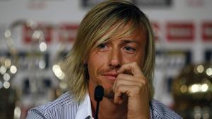 Guti, durante la rueda de prensa en la que se ha despedido del Real Madrid, hoy, en el estadio Santiago Bernabéu.