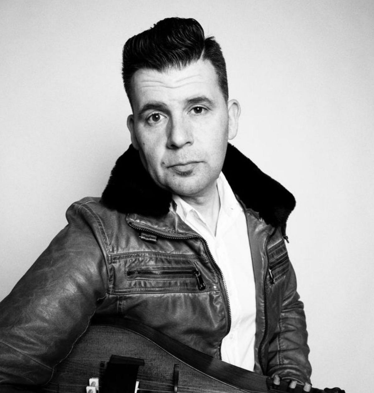 En las forografías que acompañan la página  figuran Marisa Valle Roso (1); Héctor Braga (2), Joaquín Pixán (3), Anabel Santiago (4), «L-R» (5), «Antón Menchaca» (6) y Rodrigo Cuevas (7).