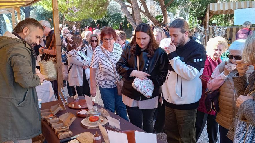 Son Servera brilla con la feria dedicada a la flor de almendro